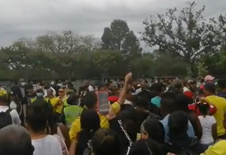 Cientos de personas llevan a Freddy Rincón hasta su última morada en el Metropolitano del Sur