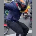 Terrible patada de hombre a policía en las protestas de motociclistas en Bogotá