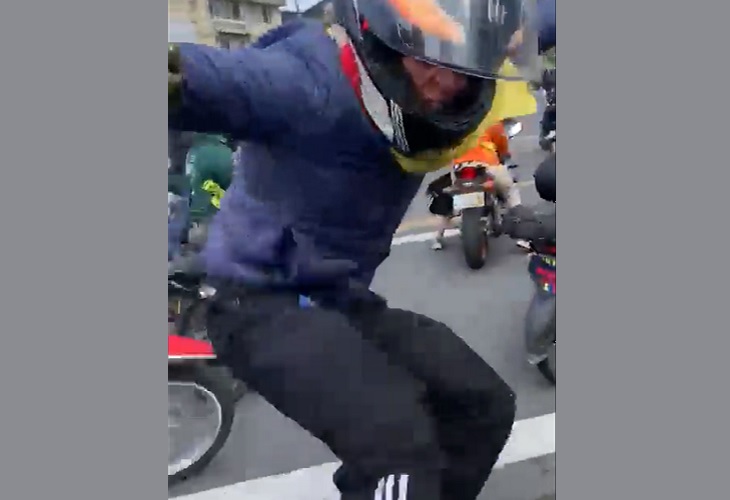 Terrible patada de hombre a policía en las protestas de motociclistas en Bogotá