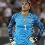 Hope Solo, la exportera de EEUU, encontrada desmayada en un auto con sus hijos