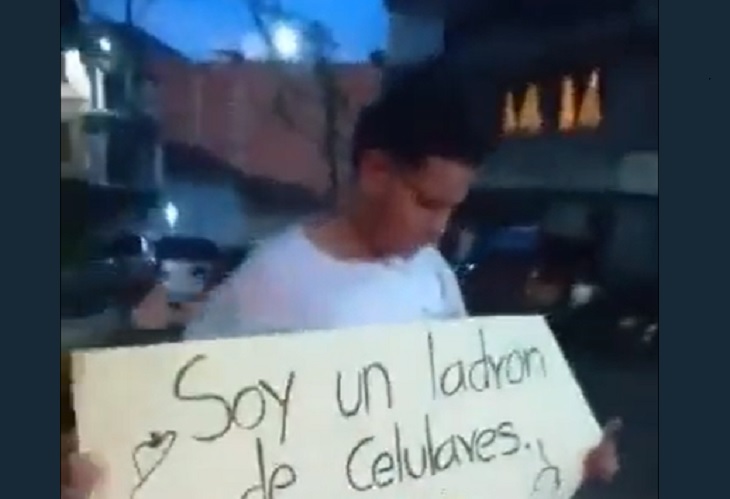 Adolescente que robó un celular fue expuesto con cartel por las calles de Bello