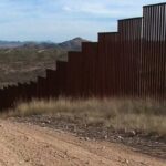 Mexicana muere al quedar colgando de una pierna en muro fronterizo de Arizona