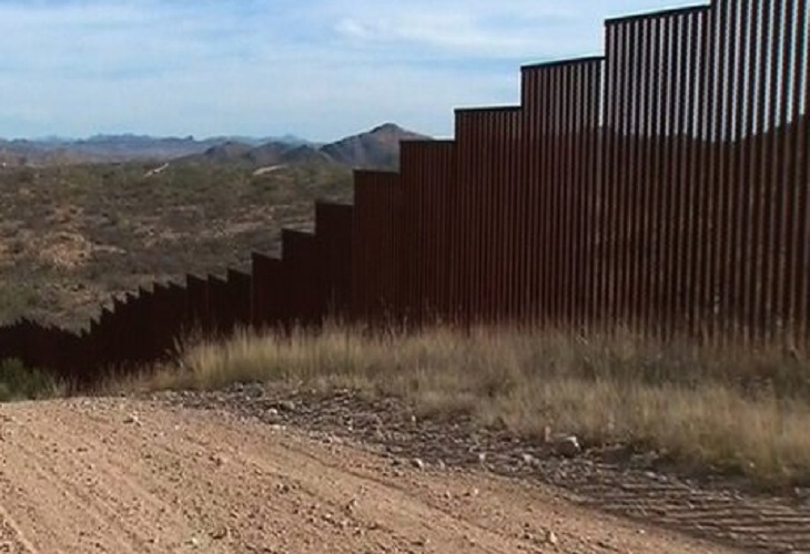 Mexicana muere al quedar colgando de una pierna en muro fronterizo de Arizona