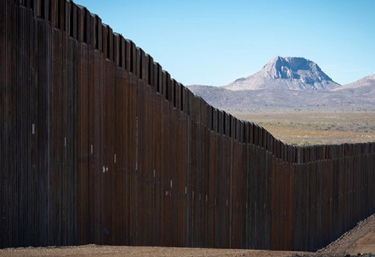 Mexicana muere al quedar colgando de una pierna en muro fronterizo de Arizona