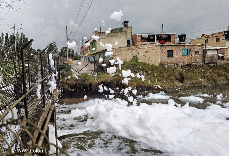La contaminación que crece como espuma en las calles de Mosquera, Colombia 