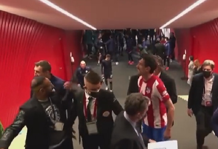 Pelea entre jugadores del Atlético y el City siguió al final del partido por Champions
