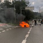 En protestas de Medellín le quemaron la moto a un agente de tránsito