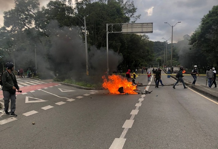 En protestas de Medellín le quemaron la moto a un agente de tránsito