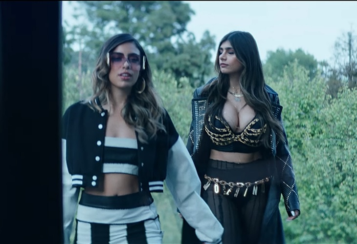 Mia Khalifa protagoniza el video de 'MAMII' de Karol G y Becky G