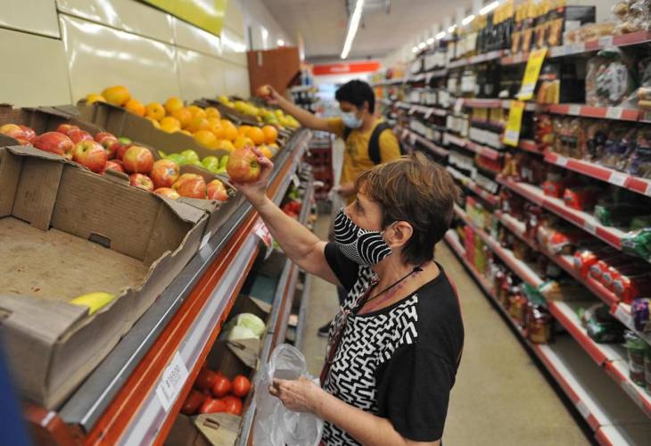 Analistas en Argentina suben la expectativa de la inflación al 65,1 % en 2022