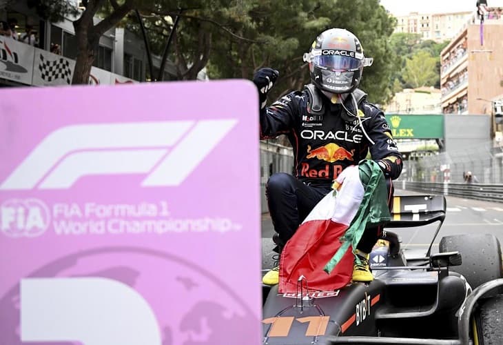 'Checo' Pérez reina en Mónaco ante la presión de Sainz
