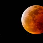 Chile se deleita con un nuevo eclipse que tiñe a la Luna de rojo