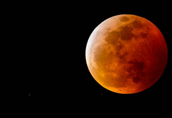 Chile se deleita con un nuevo eclipse que tiñe a la Luna de rojo