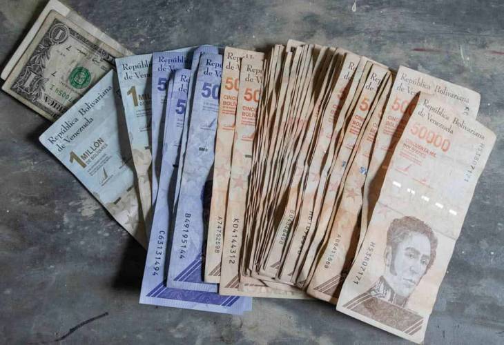 El bolívar venezolano se deprecia un 7,12 % en un mes frente al dólar