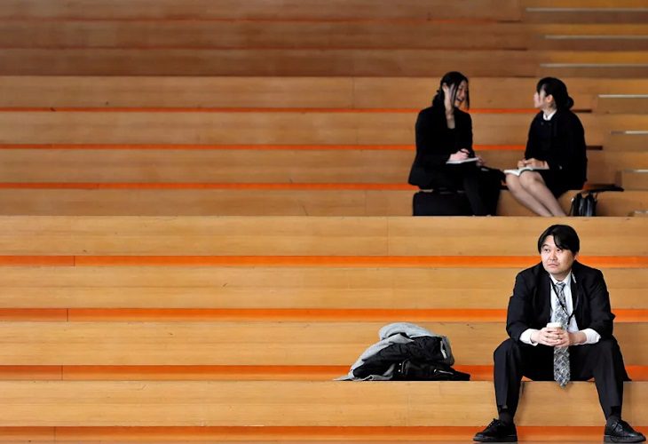 El desempleo en Japón bajo hasta el 2,5 % en abril