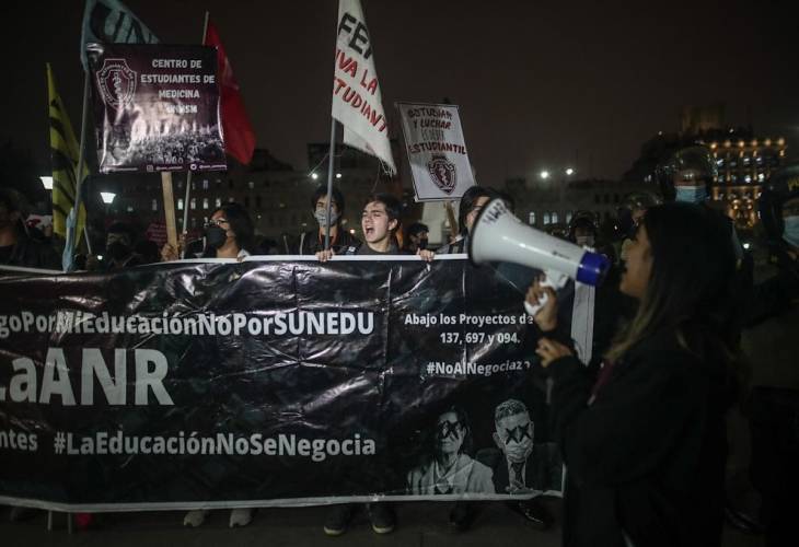 Estudiantes salen a las calles de Perú en contra de reformas educativas