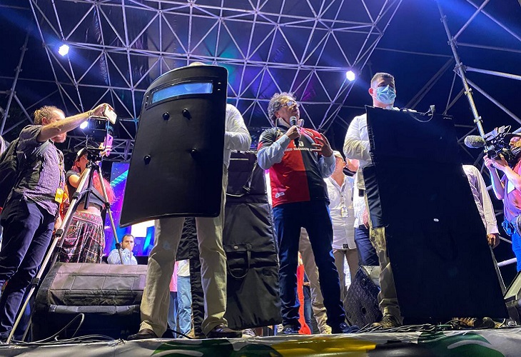 Con chaleco antibalas y escudos está dando Petro sus discursos en público