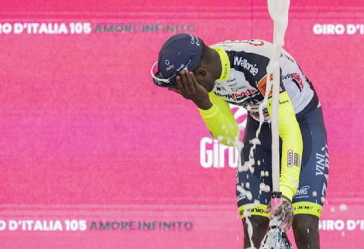 Girmay, primer africano en ganar etapa en el Giro, casi se daña un ojo al celebrar