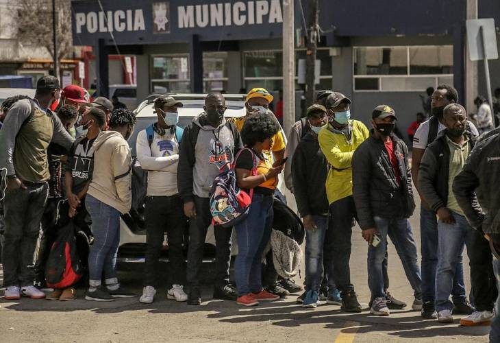 Haitianos varados en Tijuana buscan medidas _desesperadas_ para llegar a EEUU