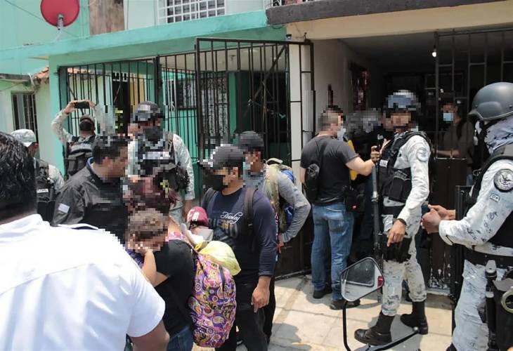 Hallan a 58 migrantes hacinados en viviendas en estado mexicano de Tabasco