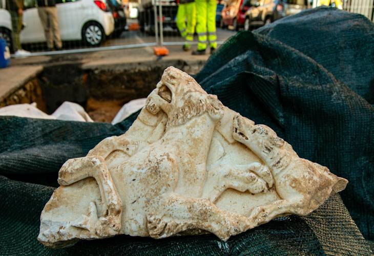 Hallan en Roma un altar funerario del siglo II dedicado a una niña de 13 años (1)