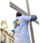 La Ertzaintza impide una procesión antiaborto apoyada por una decena de personas