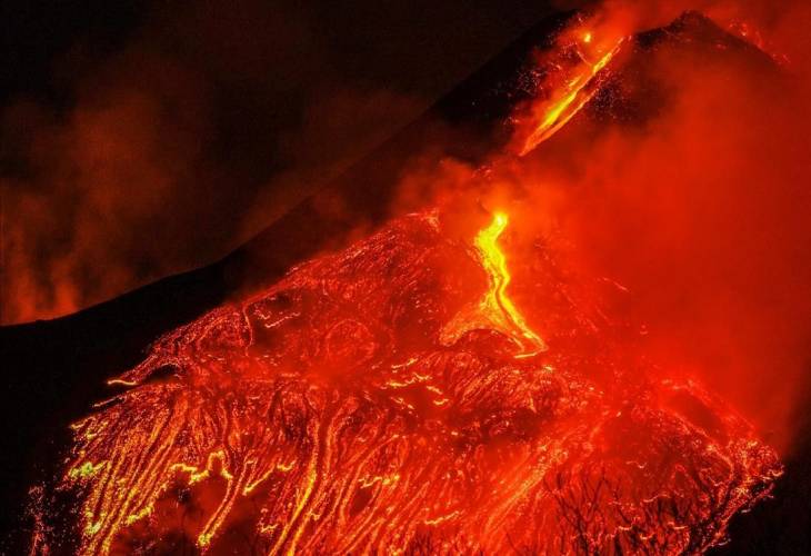 La erupción del Etna aumenta de intensidad con coladas de lava y cenizas
