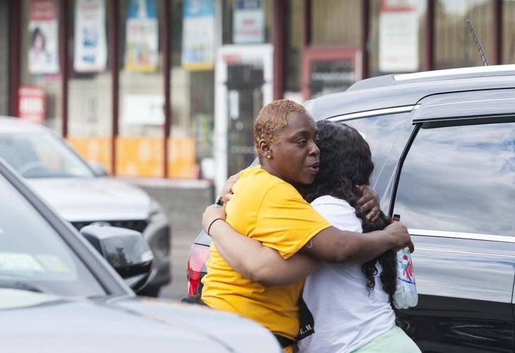 La misa por las víctimas de la masacre de Búfalo se convierte en un grito contra el racismo