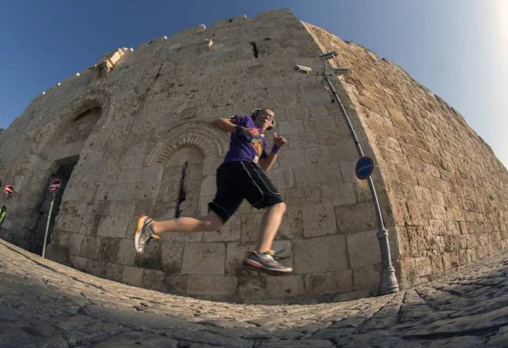 La música ayuda a correr más y mejor a “runners”, según un estudio