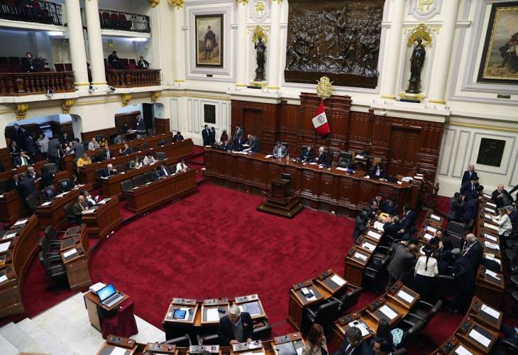 La reprobación al Congreso peruano trepa a 82 % y la de Castillo baja a 72 %