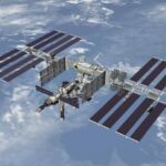 La tripulación de la EEI ingresa a la nave Starliner de Boeing