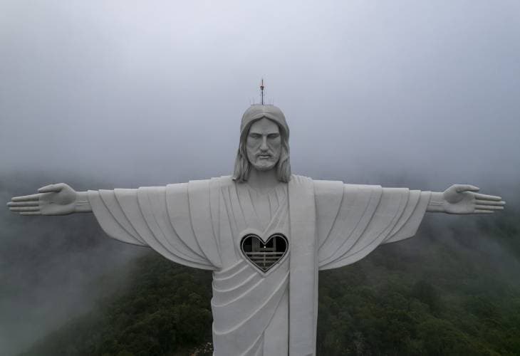 Mayor Cristo del mundo es erguido en Brasil y espera ser inaugurado en 202