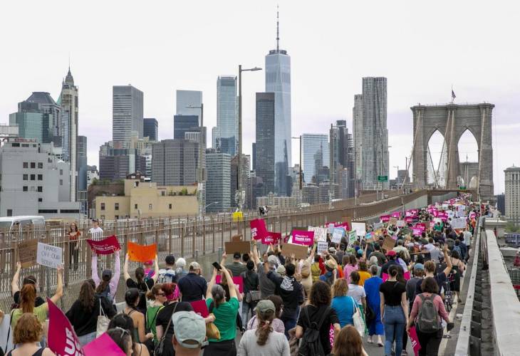 Miles de neoyorquinas cruzan el puente de Brooklyn en favor del aborto libre