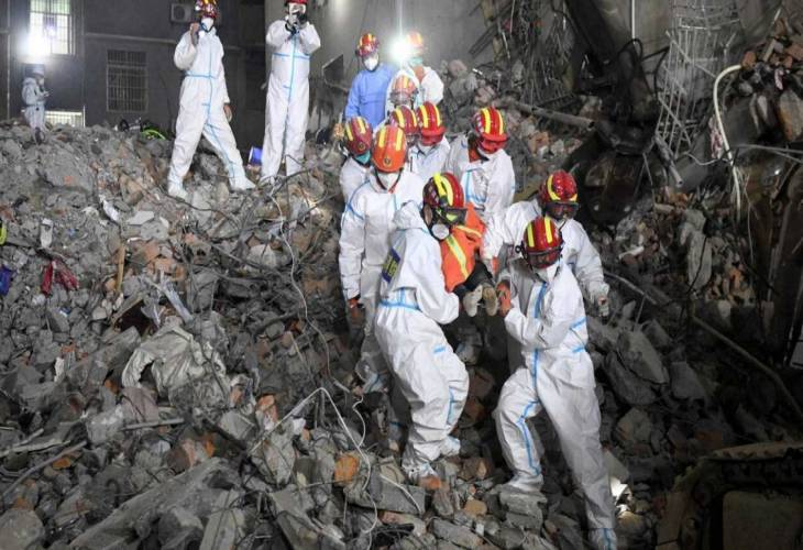 Muertos por derrumbe de edificio en el centro de China ascienden a 53