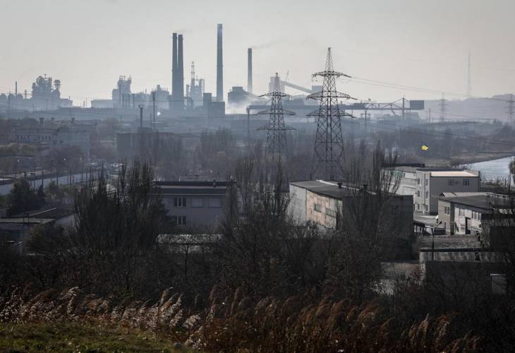 Ucrania denuncia que Rusia volvió a atacar acería de Mariúpol tras evacuación