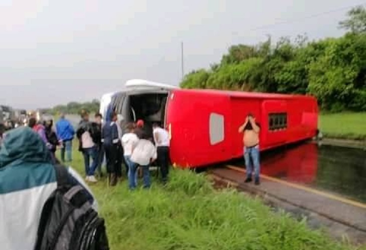 Conductor de un bus de Brasilia murió tras volcar cerca a Peaje Morrison