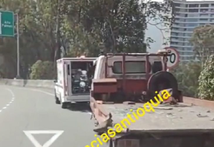 Un bus y un 'planchón' protagonizaron accidente en vía Túnel de Oriente