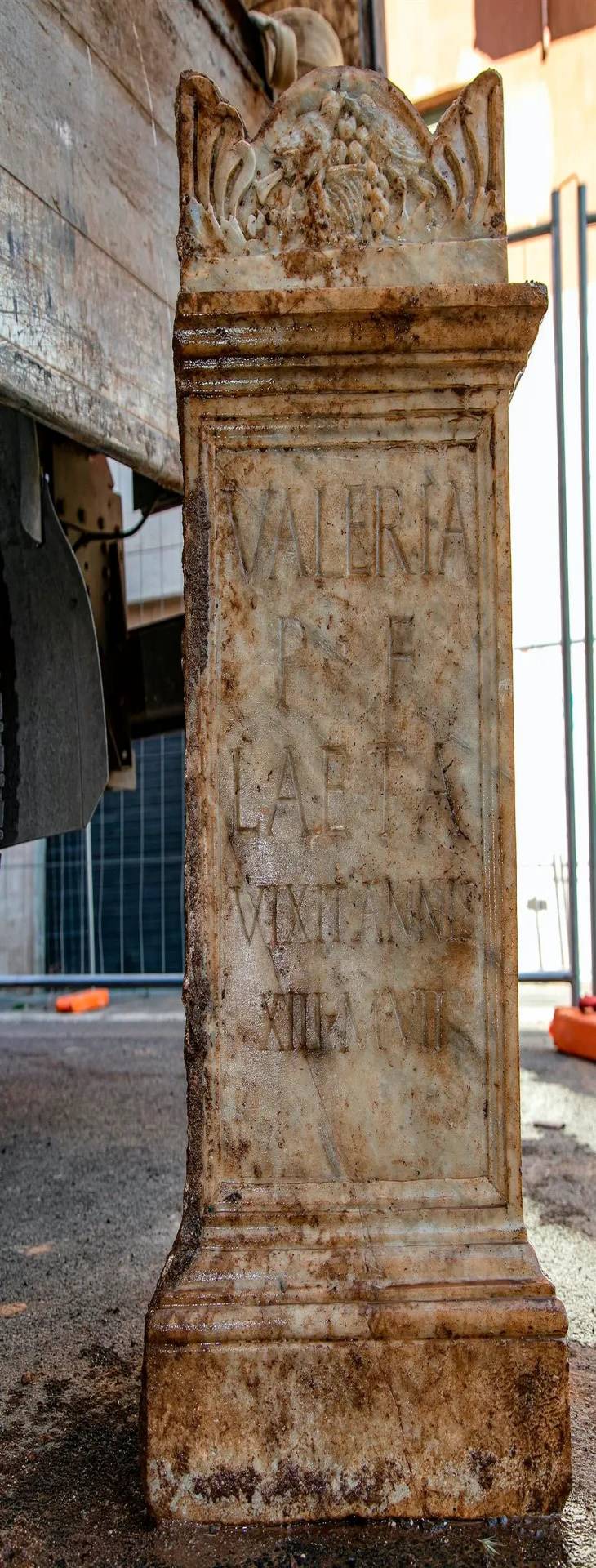 Hallan en Roma un altar funerario del siglo II dedicado a una niña de 13 años (1)