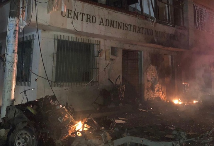 Destruyen la alcaldía de Argelia, Cauca, al explotarle un carro bomba