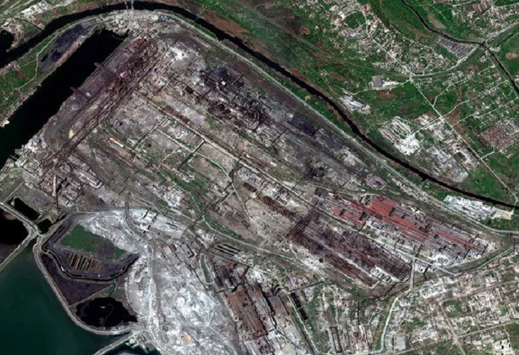 Evacúan al menos 20 civiles de planta siderúrgica de Mariupol