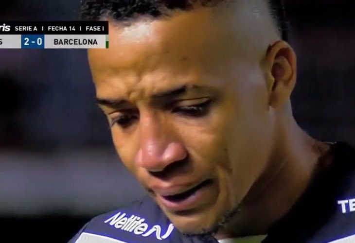 Byron Castillo se quiebra en llanto en pleno partido y pide: "Sácame, no puedo más"