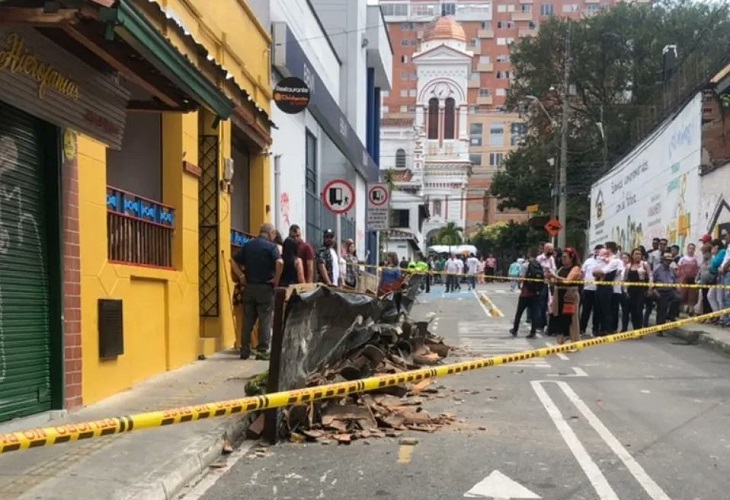 Cornisa de un restaurante cayó sobre una jovencita, mientras hacían fila en Sabaneta