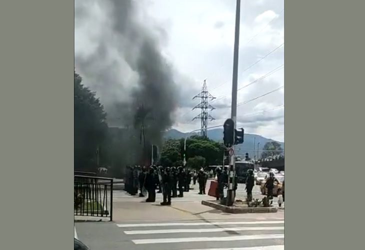 Encapuchados queman moto en inmediaciones del Politécnico JIC de Medellín