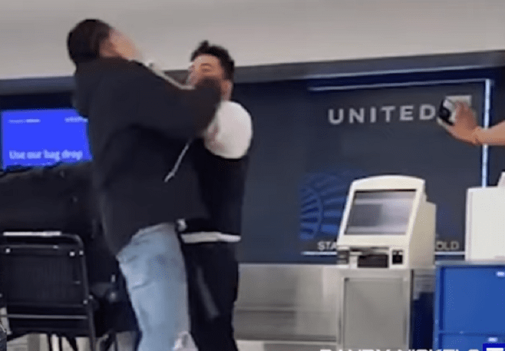 Brendan Langley, ex NFL, fue captado en pelea con empleado de United Airlines 