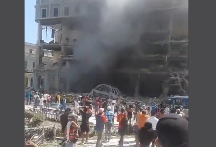 Fuerte explosión tumba la fachada del hotel Saratoga, en Cuba