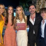 Juanes posa con su familia en la graduación de Luna Aristizábal, su hija mayor