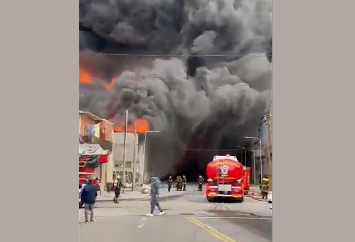 Bomberos logran contener voraz incendio en fábrica de aerosoles en Avellaneda