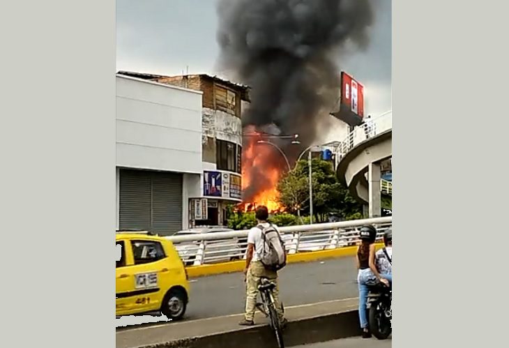 Incendio quema casas de 14 familias venezolanas que vivían del reciclaje en Cali
