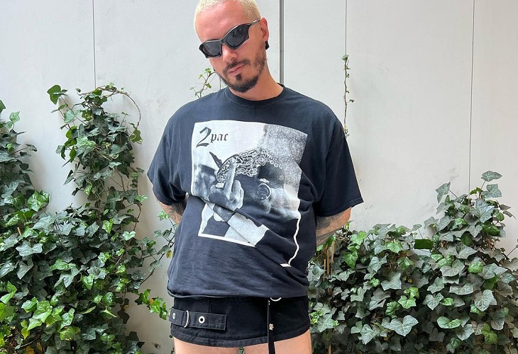 Tunden a J Balvin por posar con una minifalda de Balenciaga
