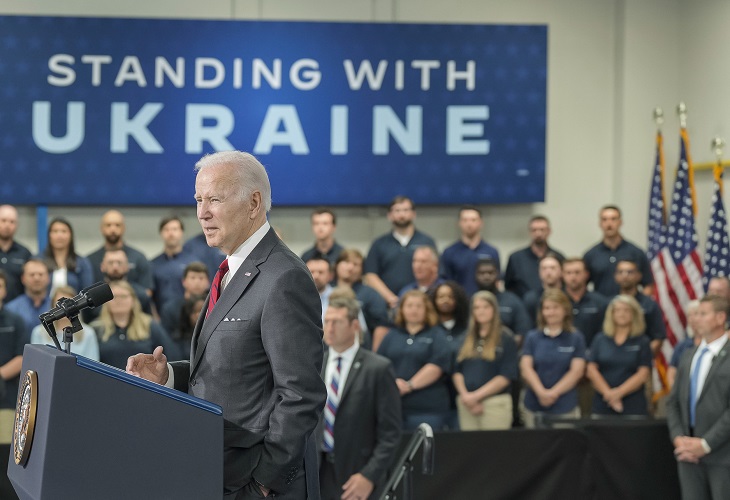 Joe Biden firma una ley para acelerar el envío de armas a Ucrania